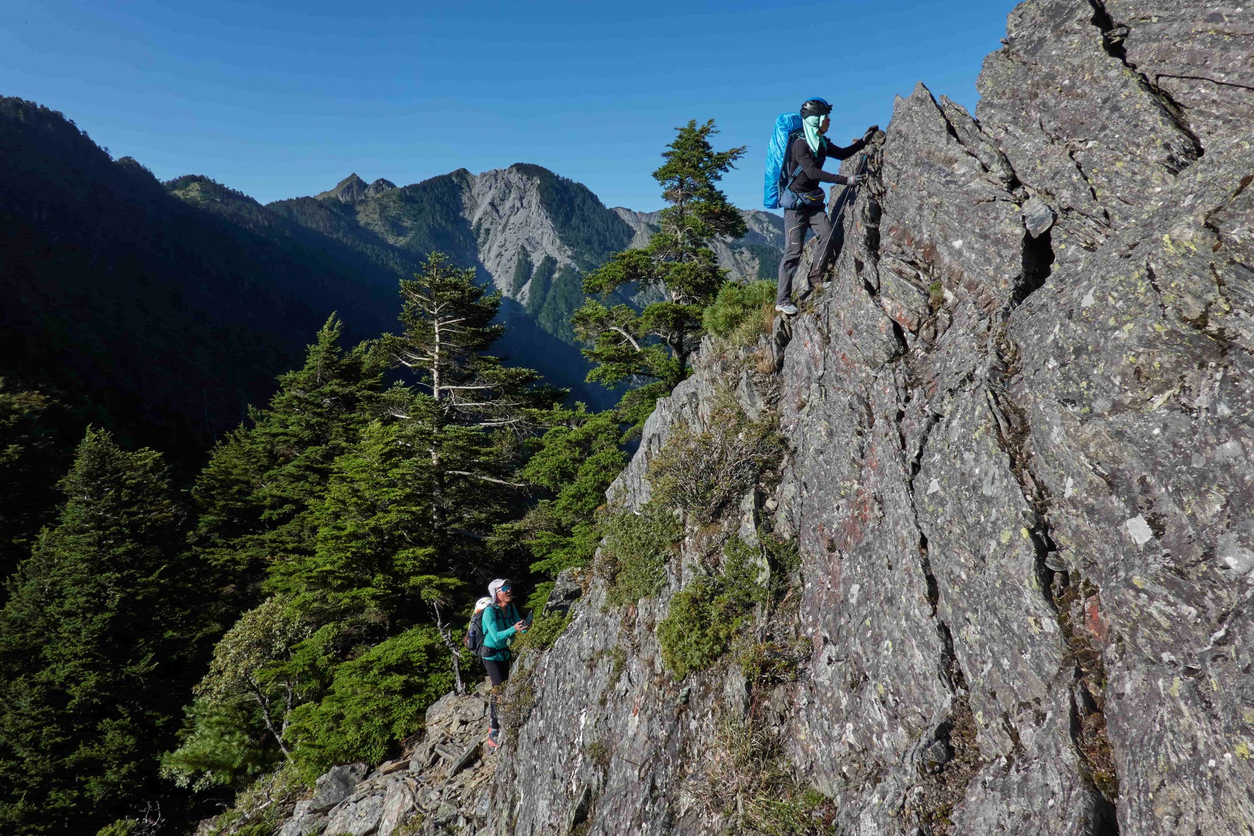 《赤心巔峰》古明政（下）和周青（上）奔走於陡峭山脊／活水文化事業有限公司　提供